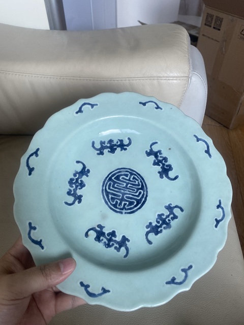 古玩陶瓷乾隆豆青青花五蝠捧壽圖盤真品鑒賞圖