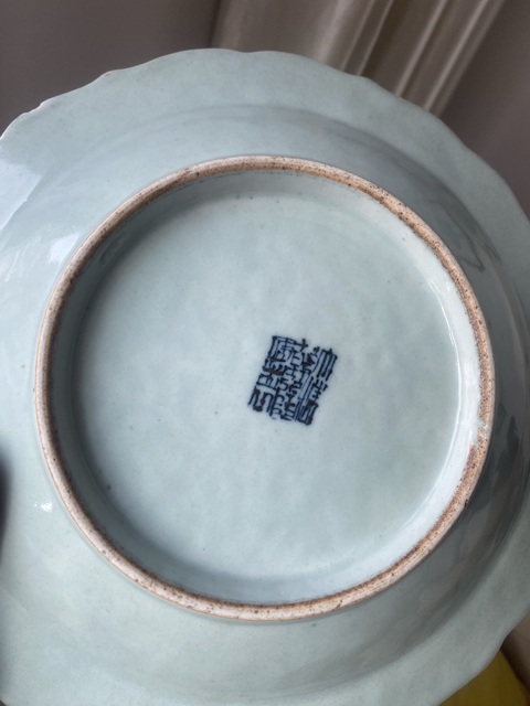 古玩陶瓷乾隆豆青青花五蝠捧壽圖盤真品鑒賞圖