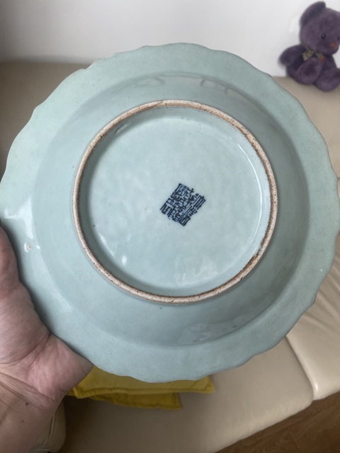 古玩陶瓷乾隆豆青青花五蝠捧壽圖盤真品鑒賞圖
