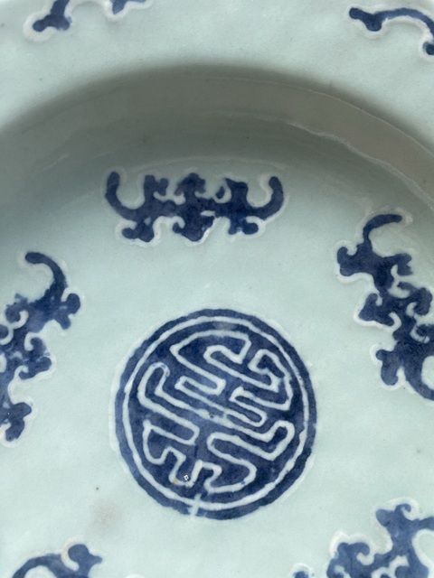 古玩陶瓷乾隆豆青青花五蝠捧壽圖盤真品鑒賞圖