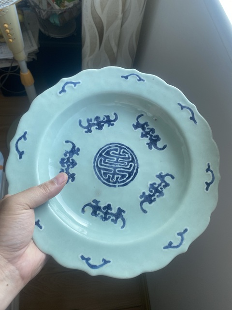 古玩陶瓷乾隆豆青青花五蝠捧壽圖盤真品鑒賞圖