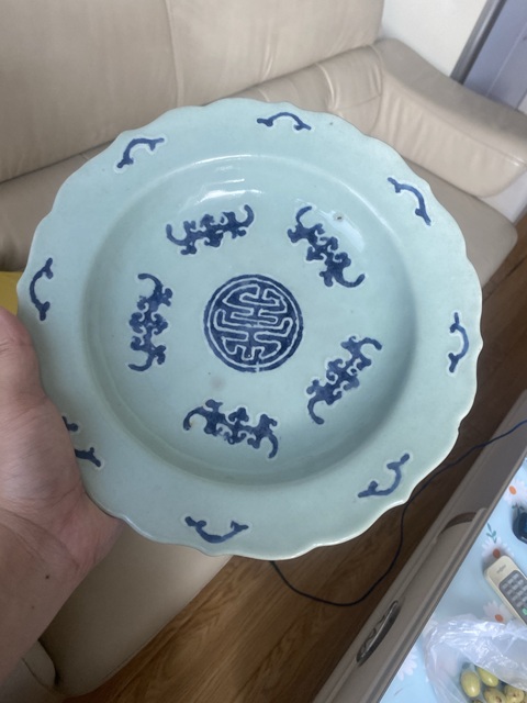 古玩陶瓷乾隆豆青青花五蝠捧壽圖盤真品鑒賞圖