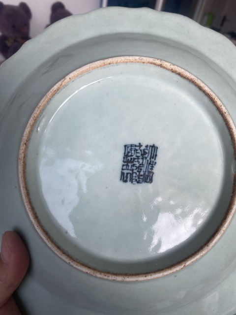 古玩陶瓷乾隆豆青青花五蝠捧壽圖盤真品鑒賞圖