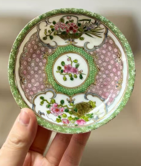 古玩陶瓷粉彩錦地紋開窗花卉碟真品鑒賞圖