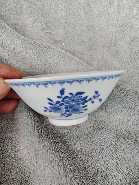 古玩陶瓷民國(guó)時(shí)期青花花卉紋碗真品鑒賞圖
