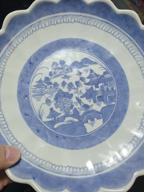 古玩陶瓷青花山水紋花口盤真品鑒賞圖