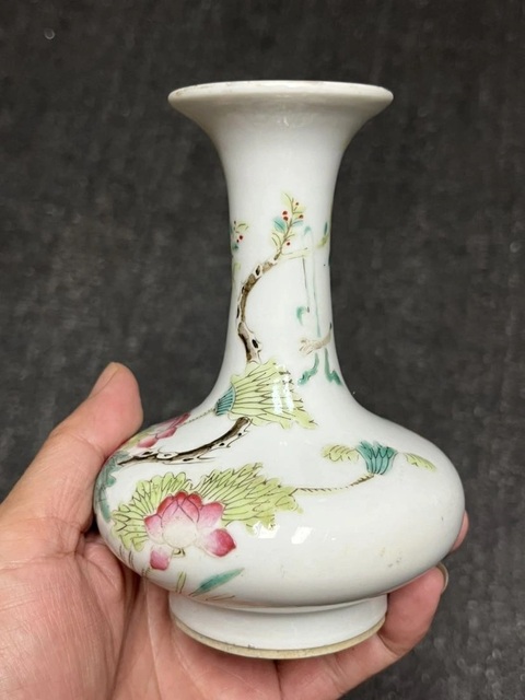 古玩陶瓷粉彩花卉紋小賞瓶真品鑒賞圖