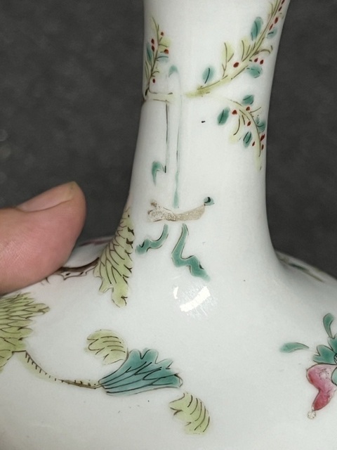 古玩陶瓷粉彩花卉紋小賞瓶真品鑒賞圖