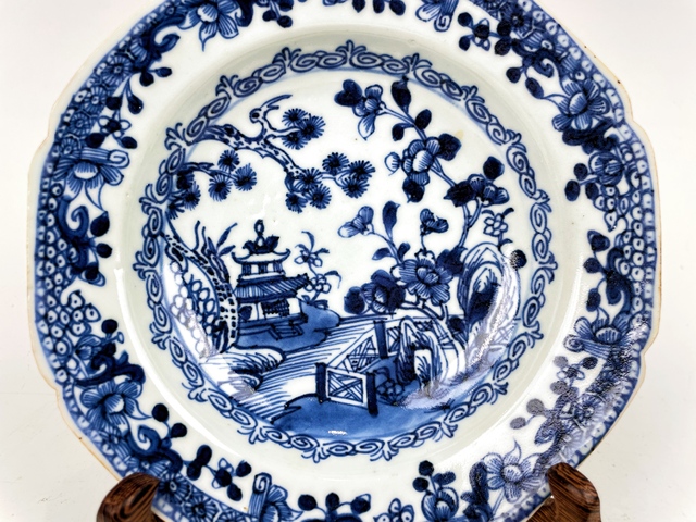 古玩陶瓷清早期·青花山水樓閣紋折沿八方盤拍賣,當前價格0元