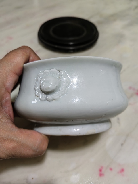 古玩陶瓷清中晚·白釉獅耳香爐 真品鑒賞圖