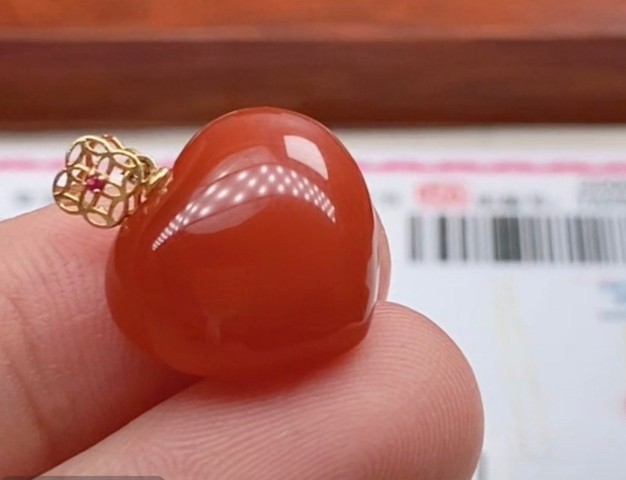古玩玉器南紅瑪瑙雕“心形掛墜”真品鑒賞圖