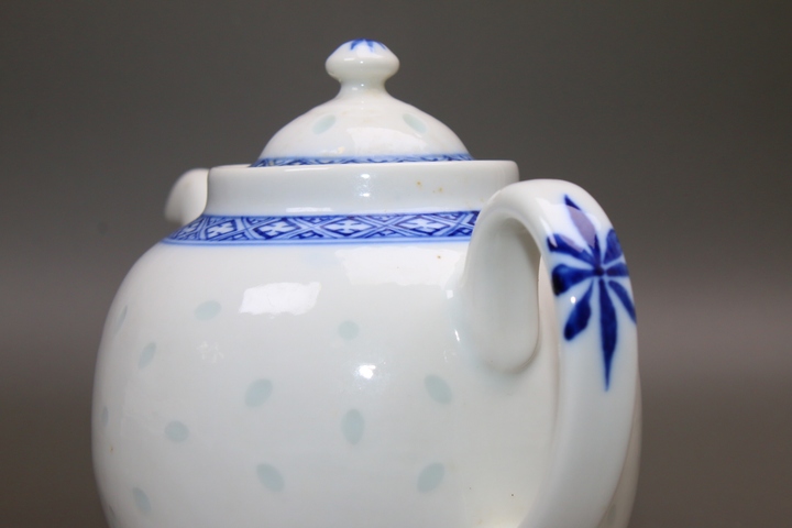 古玩陶瓷民國時期·青花玲瓏瓷蓋壺真品鑒賞圖