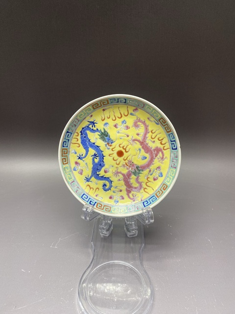 古玩陶瓷趕珠龍紋粉彩盤真品鑒賞圖