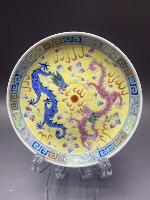 古玩陶瓷趕珠龍紋粉彩盤真品鑒賞圖