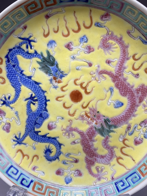 古玩陶瓷趕珠龍紋粉彩盤真品鑒賞圖