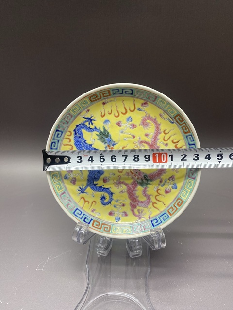 古玩陶瓷趕珠龍紋粉彩盤真品鑒賞圖