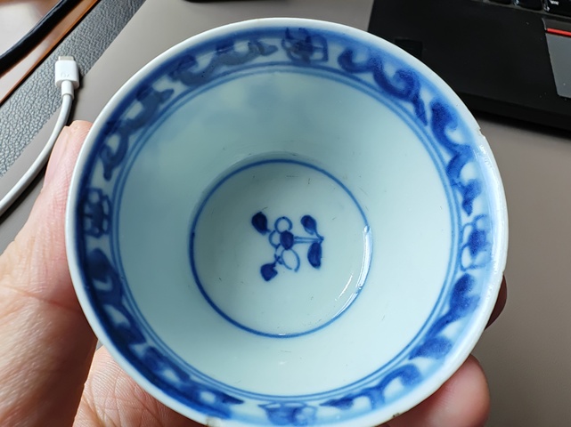 古玩陶瓷花卉紋青花杯真品鑒賞圖