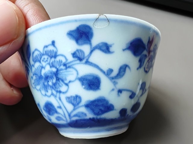 古玩陶瓷花卉紋青花杯真品鑒賞圖