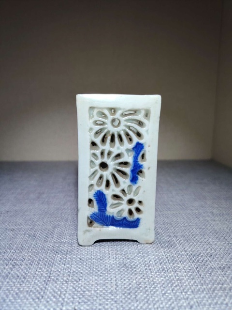 古玩陶瓷青花鏤空花卉紋筆筒真品鑒賞圖
