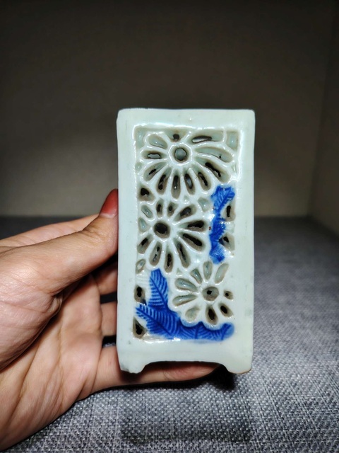 古玩陶瓷青花鏤空花卉紋筆筒真品鑒賞圖