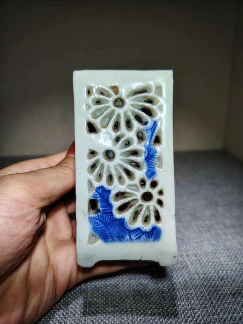 古玩陶瓷青花鏤空花卉紋筆筒真品鑒賞圖
