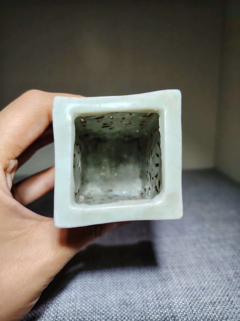 古玩陶瓷青花鏤空花卉紋筆筒真品鑒賞圖