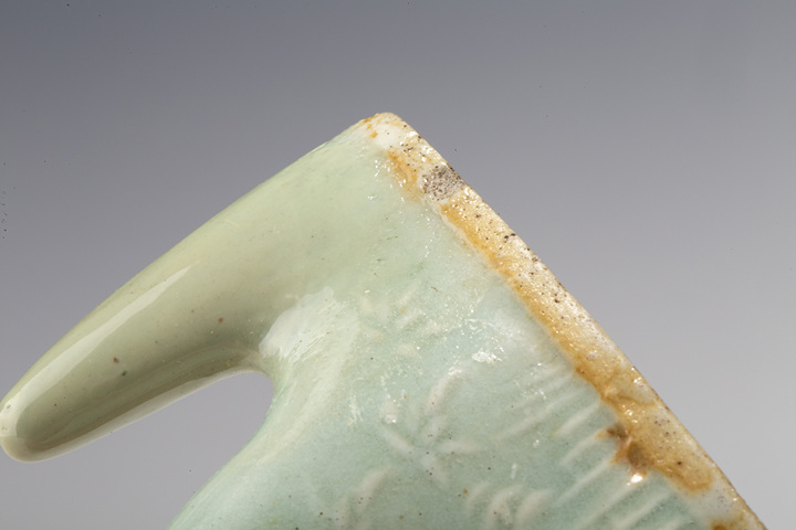 古玩陶瓷清中·豆青釉模印花卉紋筆架山
真品鑒賞圖