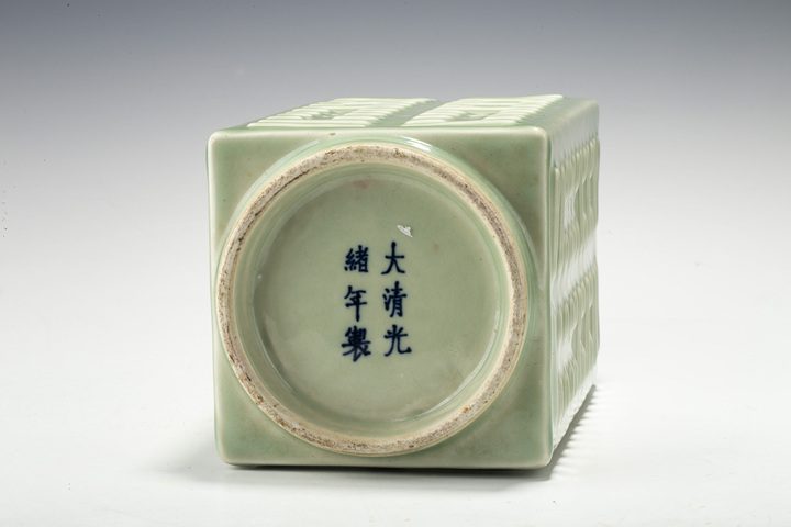 古玩陶瓷清晚·豆青釉八卦紋琮式瓶
拍賣,當前價格0元