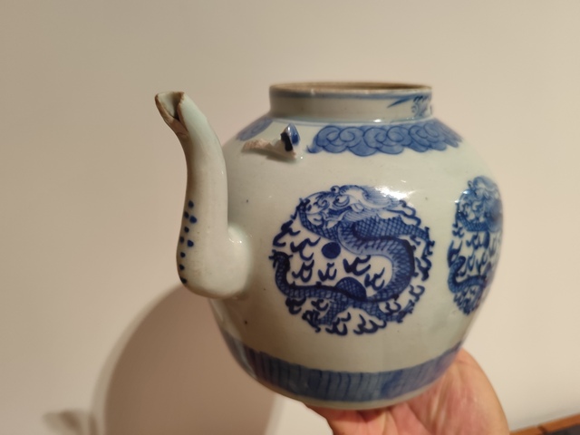 古玩陶瓷青花團(tuán)龍紋茶壺真品鑒賞圖