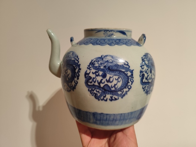 古玩陶瓷青花團(tuán)龍紋茶壺真品鑒賞圖