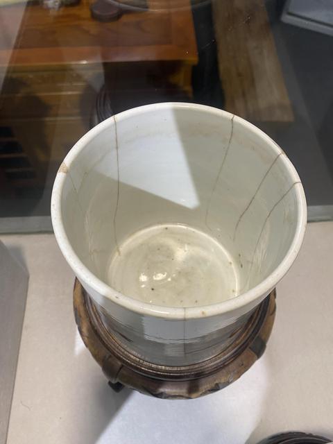 古玩陶瓷人物紋粉彩筆筒真品鑒賞圖