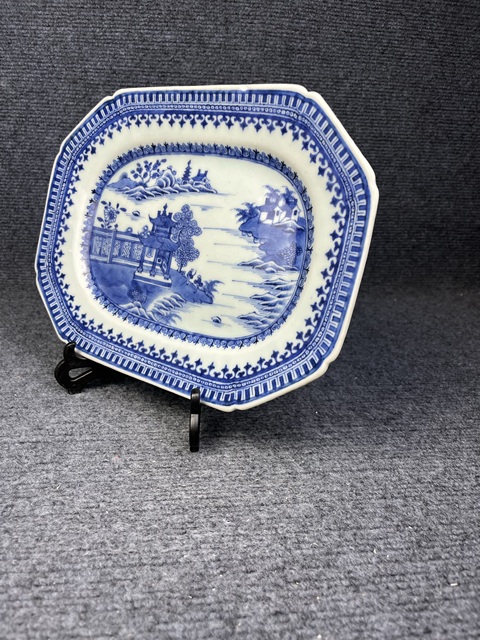 古玩陶瓷青花山水?dāng)y琴訪友盤拍賣，當(dāng)前價格1588元