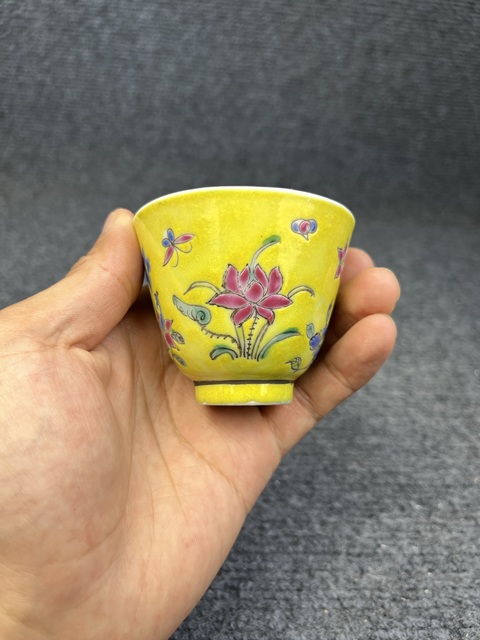 古玩陶瓷黃地粉彩花卉紋鈴鐺杯真品鑒賞圖