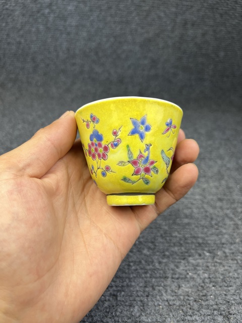 古玩陶瓷黃地粉彩花卉紋鈴鐺杯真品鑒賞圖