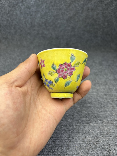 古玩陶瓷黃地粉彩花卉紋鈴鐺杯真品鑒賞圖