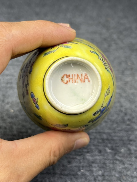 古玩陶瓷黃地粉彩花卉紋鈴鐺杯真品鑒賞圖