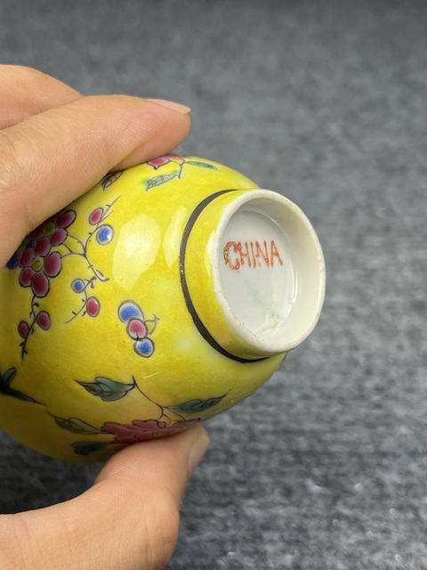 古玩陶瓷黃地粉彩花卉紋鈴鐺杯真品鑒賞圖