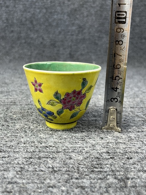 古玩陶瓷黃地粉彩花卉紋鈴鐺杯真品鑒賞圖