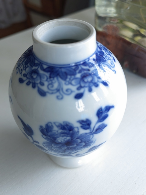 古玩陶瓷花卉紋青花瓶真品鑒賞圖