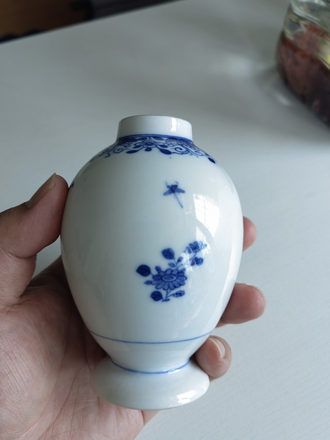 古玩陶瓷花卉紋青花瓶真品鑒賞圖