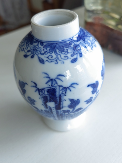古玩陶瓷花卉紋青花瓶真品鑒賞圖