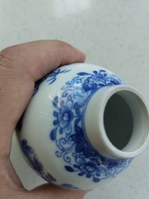 古玩陶瓷花卉紋青花瓶真品鑒賞圖