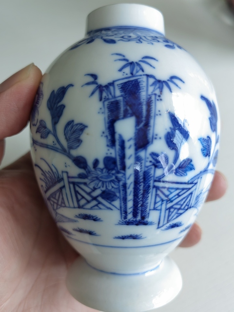 古玩陶瓷花卉紋青花瓶真品鑒賞圖