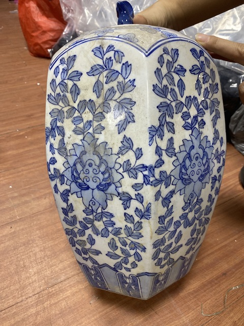 古玩陶瓷花卉紋青花蓋罐真品鑒賞圖