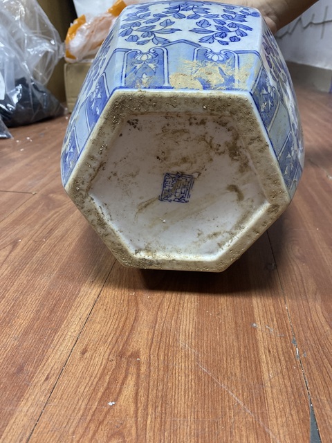 古玩陶瓷花卉紋青花蓋罐真品鑒賞圖