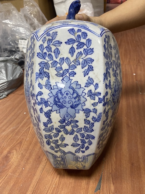 古玩陶瓷花卉紋青花蓋罐真品鑒賞圖