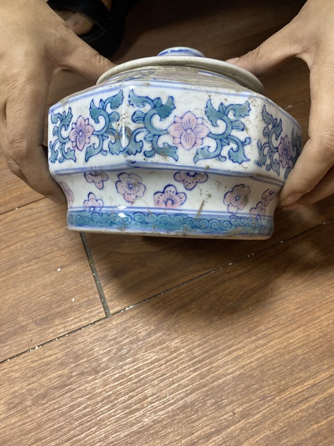 古玩陶瓷花卉紋蓋罐真品鑒賞圖