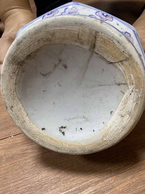 古玩陶瓷花卉紋蓋罐真品鑒賞圖