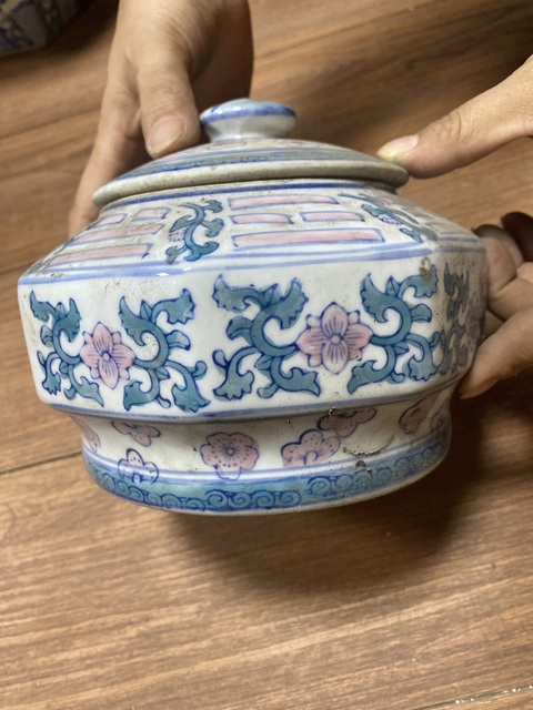 古玩陶瓷花卉紋蓋罐真品鑒賞圖
