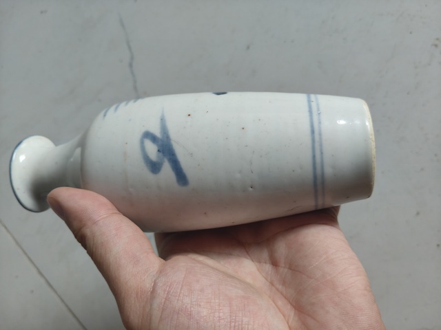 古玩陶瓷青花荷紋瓶真品鑒賞圖